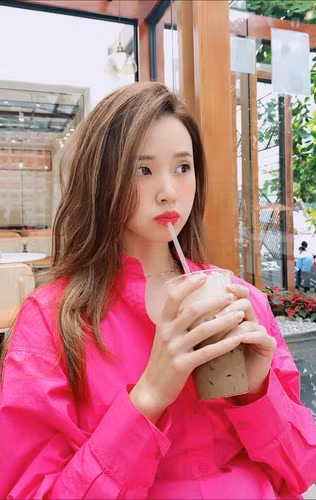 Ngoài công viêc trong showbiz, Midu còn được biết tới tài năng kinh doanh và là giảng viên ngành thời trang của đại học Hutech.