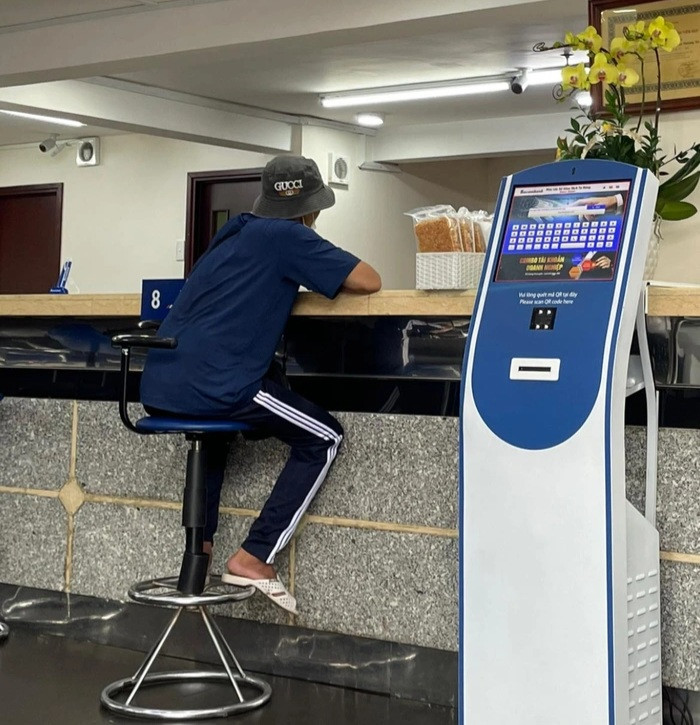 Cụ thể, nàng cựu hot girl có viết: viết: "Mình bước vào 1 chi nhánh ngân hàng trên đường Phan Xích Long để làm thủ tục. Trong lúc ngồi chờ lâu, mình có quan sát cách anh ấy giao tiếp niềm nở với các khách khác. Anh hỏi thăm gần như tất cả các người khách đang ngồi chờ giống mình. Mọi người có vẻ như đều chờ lâu mà không hề khó chịu, lại rất vui vẻ ngồi chờ...