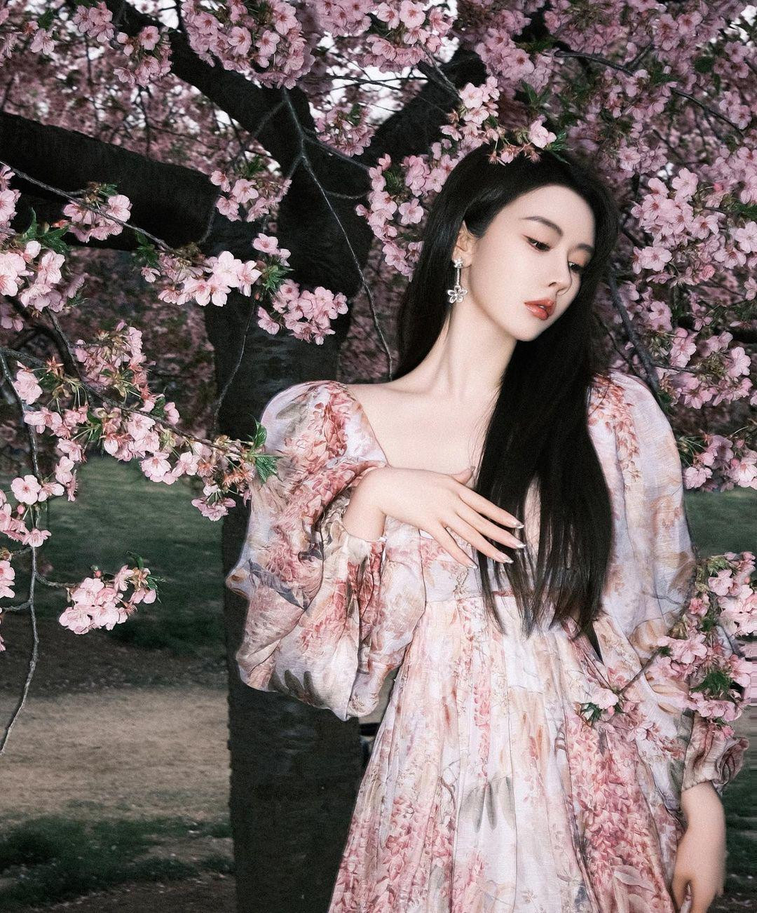 Chất liệu váy mỏng manh, ôm sát body và có khoảng hở lớn, song nhờ khéo léo chọn nội y và cách tạo dáng mà trang phục giúp Chu Lâm Gia tôn triệt để lợi thế hình thể, gợi cảm nhưng không hề phản cảm. Mang tới một nét đẹp dịu dàng, nền nã nhưng cũng không kém phần quyến rũ.