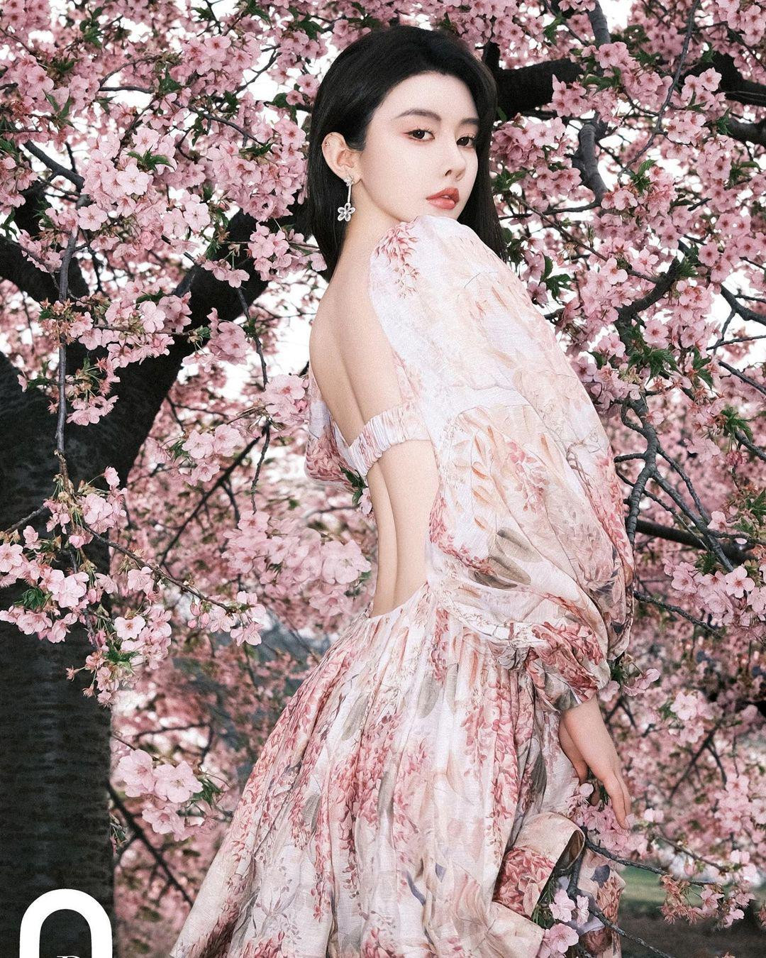 Trong nhiều tấm hình, người đẹp Chu Lâm Gia còn khéo léo dùng đạo cụ để che chắn, trông vừa nghệ thuật lại tránh phản cảm.