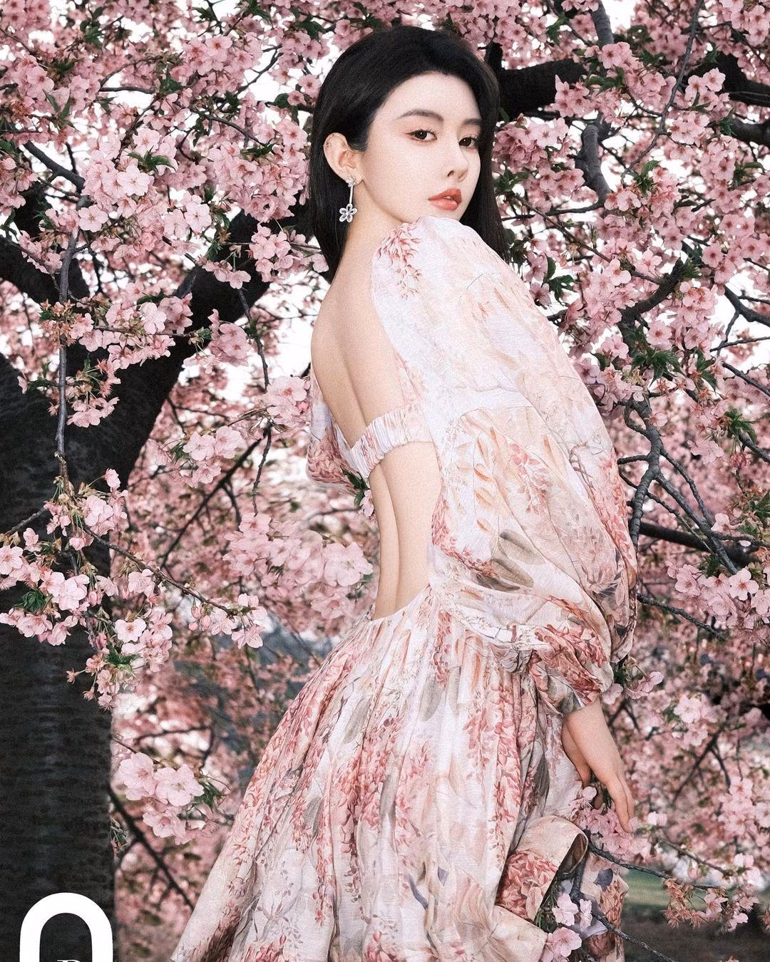 Trong nhiều tấm hình, người đẹp Chu Lâm Gia còn khéo léo dùng đạo cụ để che chắn, trông vừa nghệ thuật lại tránh phản cảm.