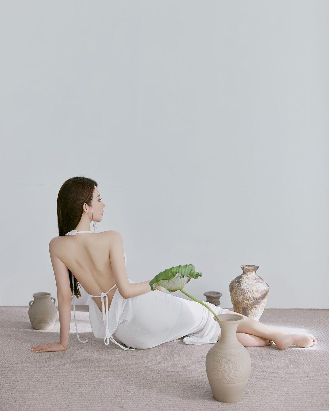 Tuy nhiên, nhờ sắc vóc và phong cách thời trang mà Chu Lâm Gia vẫn là cái tên được nhiều thương hiệu săn đón, sở hữu lượng fans đông đảo. Cô nhận được nhiều lời mời làm mẫu ảnh, quảng cáo,...