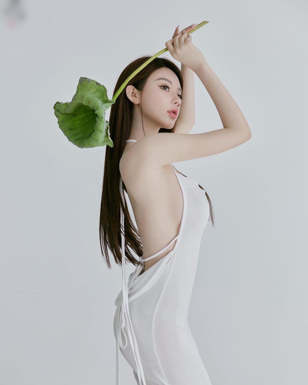 Hot girl Tứ Xuyên chọn tông make up trong trẻo, ngọt ngào, thả buông lơi mái tóc dài càng tăng thêm phần thu hút.