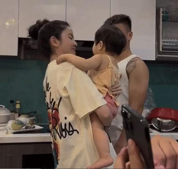 Trước đó, rất nhiều khoảnh khắc Chu Thanh Huyền và Quang Hải ấm áp bên cạnh người thân được chính cô nàng đăng tải và lập tức nhận được lời khen từ netizen.