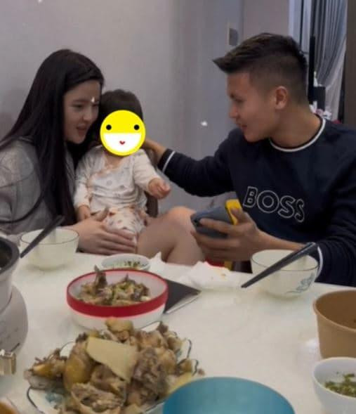 Sau khi tổ chức lễ ăn hỏi, netizen đang mong chờ cặp đôi Quang Hải - Thanh Huyền thông báo tin vui. Tuy nhiên, cả 2 vẫn chưa có động thái gì.