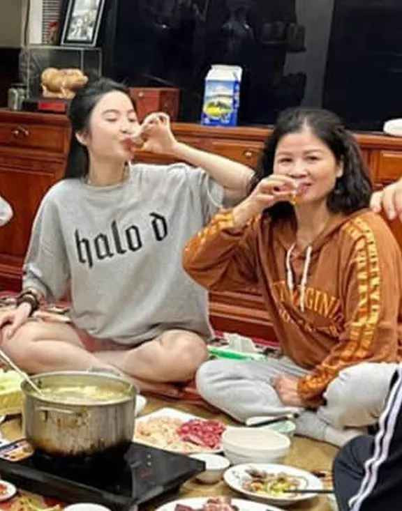 Trước khi chính thức về làm dâu nhà Quang Hải, Chu Thanh Huyền đã nhiều lần cùng anh về thăm gia đình ở quê nhà Đông Anh, Hà Nội. Bởi vậy, họ hàng nhà nam cầu thủ đã quen với sự xuất hiện của nàng hot girl sinh năm 2000.