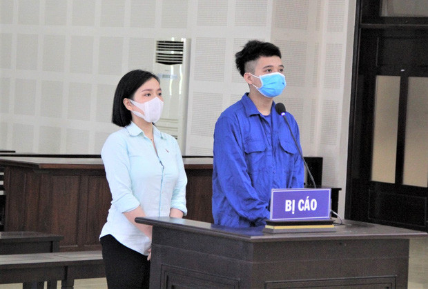 Được trời phú cho khuôn mặt xinh đẹp, vóc dáng nuột nà, Trang Tây thường ăn mặc hở bạo, đeo nhiều trang sức, túi hàng hiệu đắt tiền, check-in bên siêu xe, mua sắm không cần suy nghĩ. Ngoài ra, gái xinh này thường xuyên xuất hiện tại những địa điểm sang chảnh, quán karaoke, bar, vũ trường… tại Đà Nẵng để lợi dụng tiếp xúc với nhiều người, nhiều đối tượng.