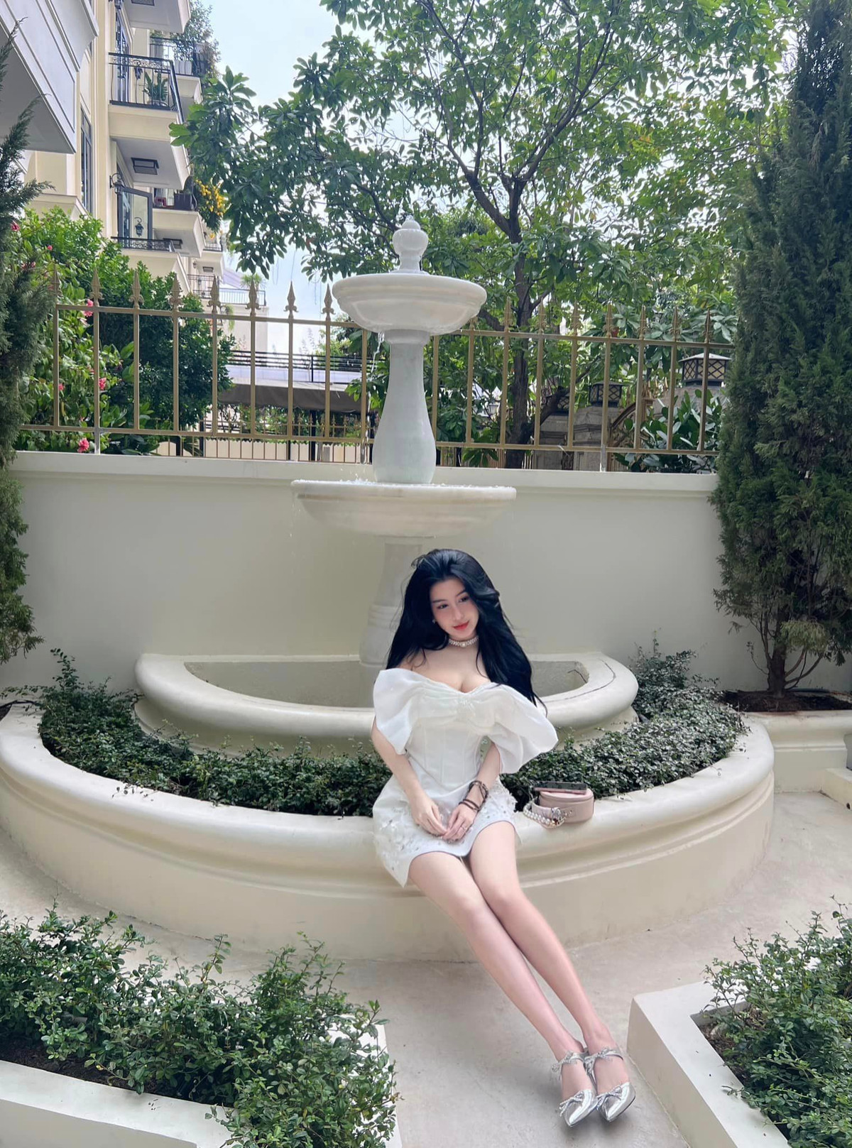 Hàng chục nghìn lượt thích, bình luận sôi nổi là điều mà nhiều hot girl ao ước. Điều này ngầm khẳng định sức hút cực hot của Võ Ngọc Trân.