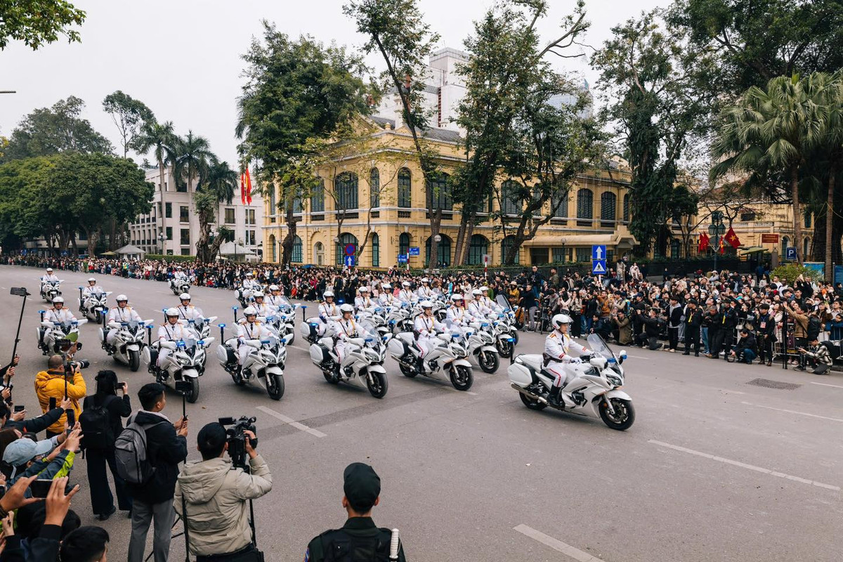 Màn biểu diễn nhiều kỹ thuật điêu luyện của đội hình mô tô hộ tống thuộc Bộ Tư lệnh Cảnh vệ.