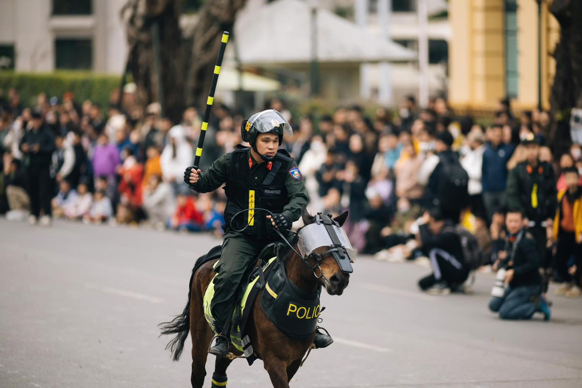 Màn biểu diễn của Kỵ binh thu hút sự quan tâm của đông đảo người dân.