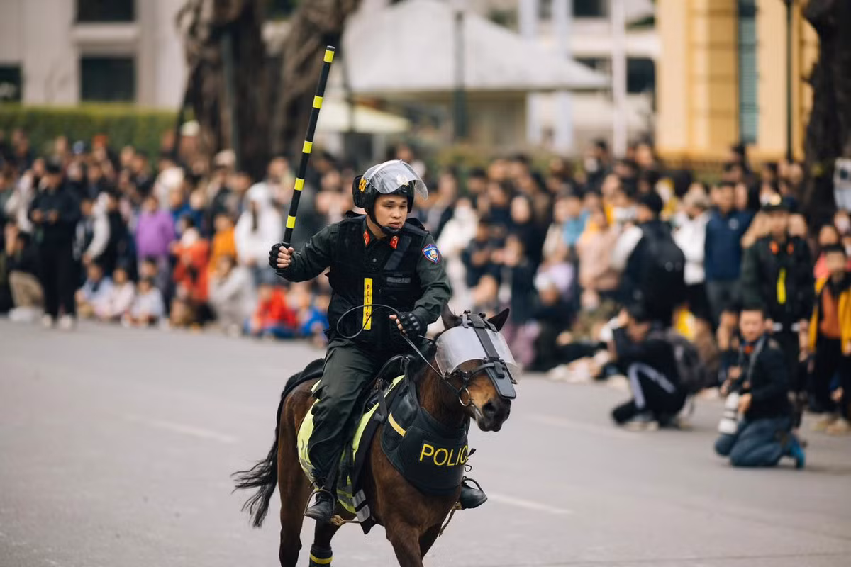 Màn biểu diễn của Kỵ binh thu hút sự quan tâm của đông đảo người dân.