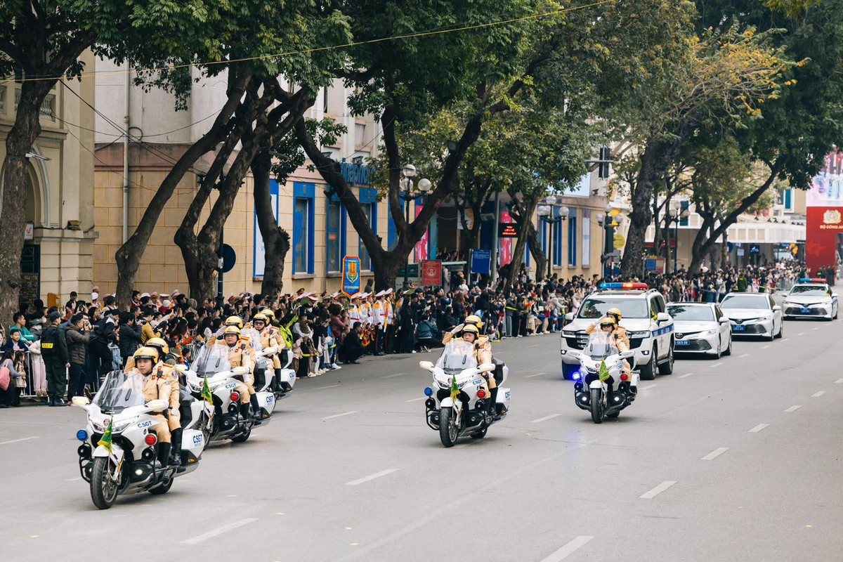 Mở đầu đoàn diễu binh, diễu hành là lực lượng Công an giao thông dẫn đoàn.