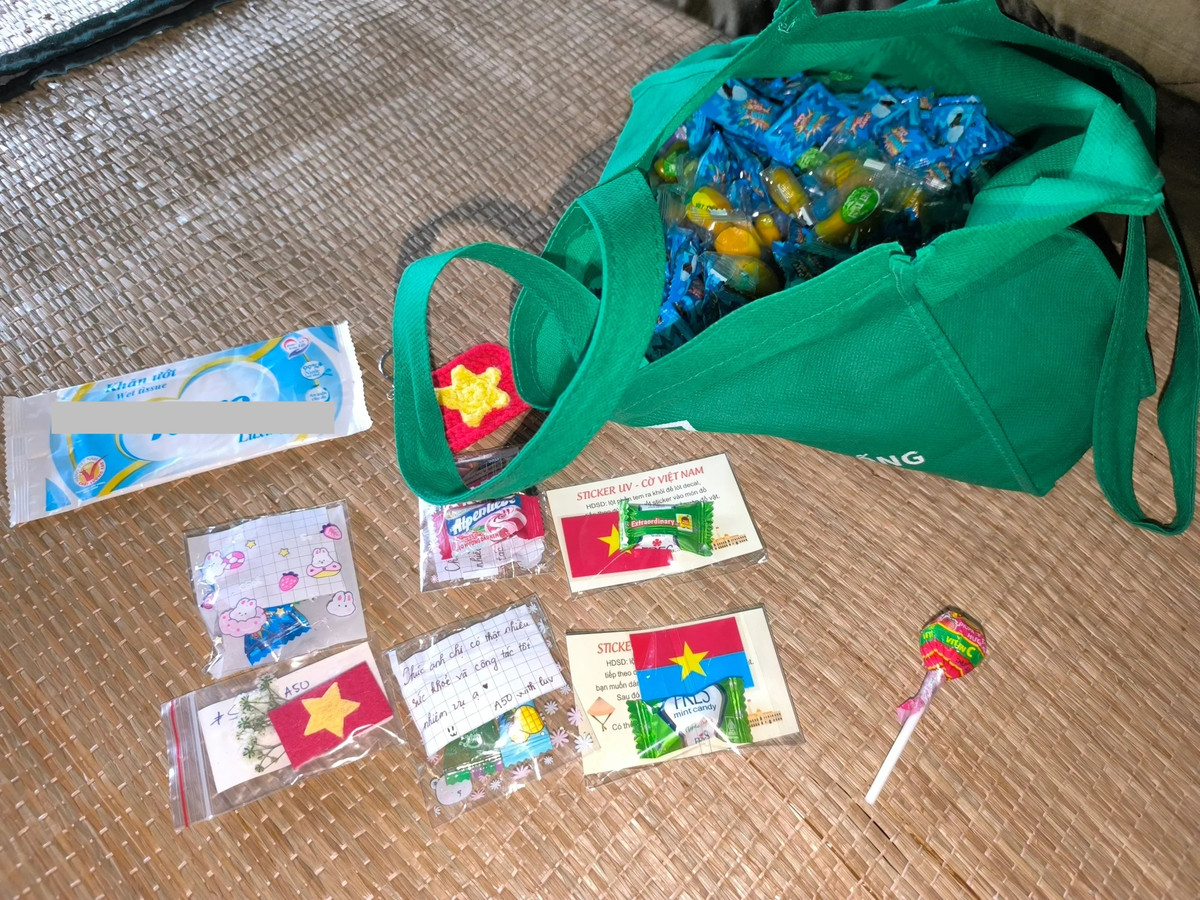 Một túi kẹo bự và rất nhiều lời nhắn đáng yêu được người dân gửi tặng các chiến sĩ tham gia Lễ diễu binh, diễu hành kỷ niệm 50 năm Giải phóng miền Nam, thống nhất đất nước.