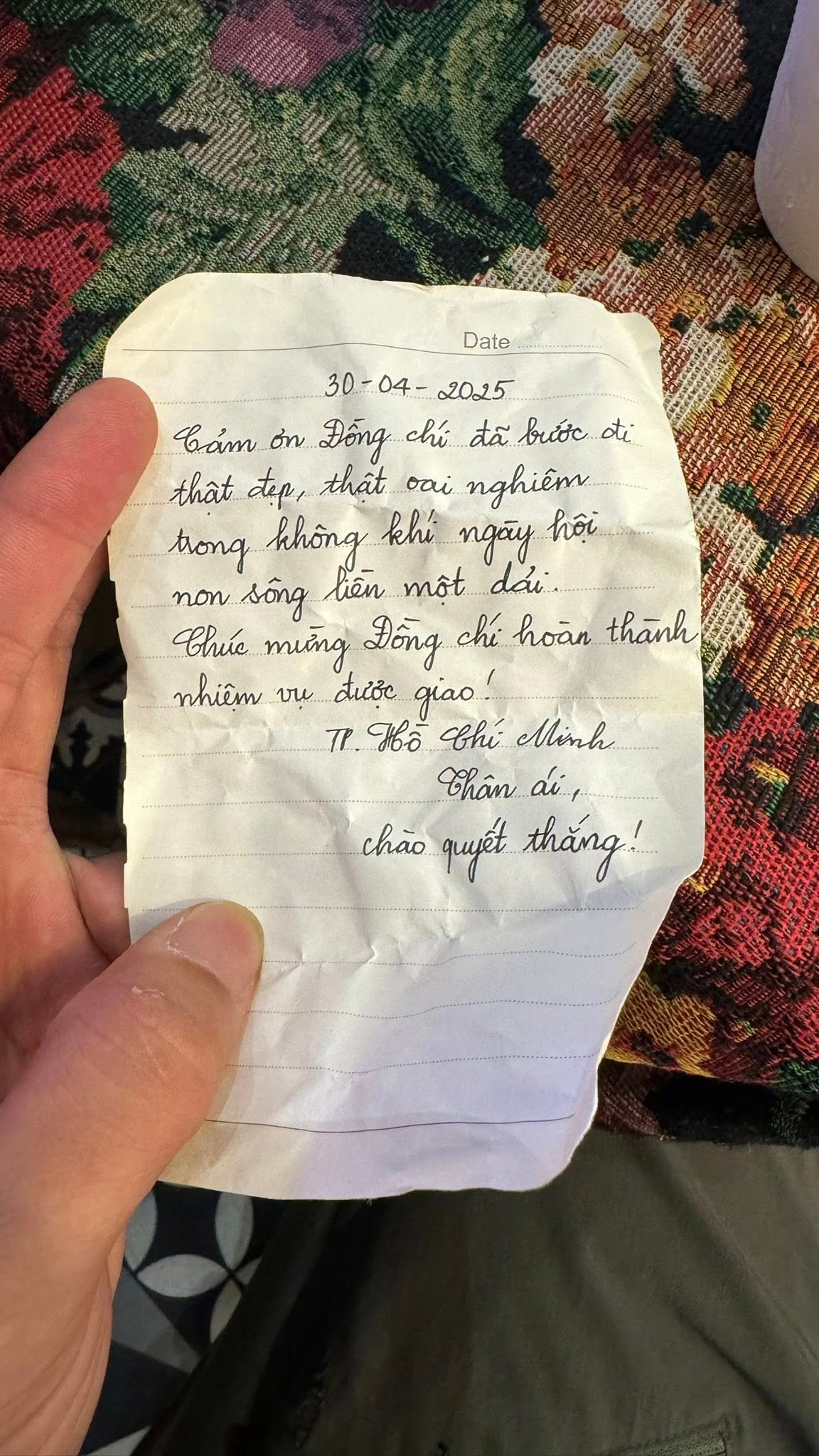 Một bức thư nhỏ của người dân được người dân gửi tặng tới chiến sĩ, phóng viên Nguyễn Tuấn Huy - Báo Quân đội Nhân dân.