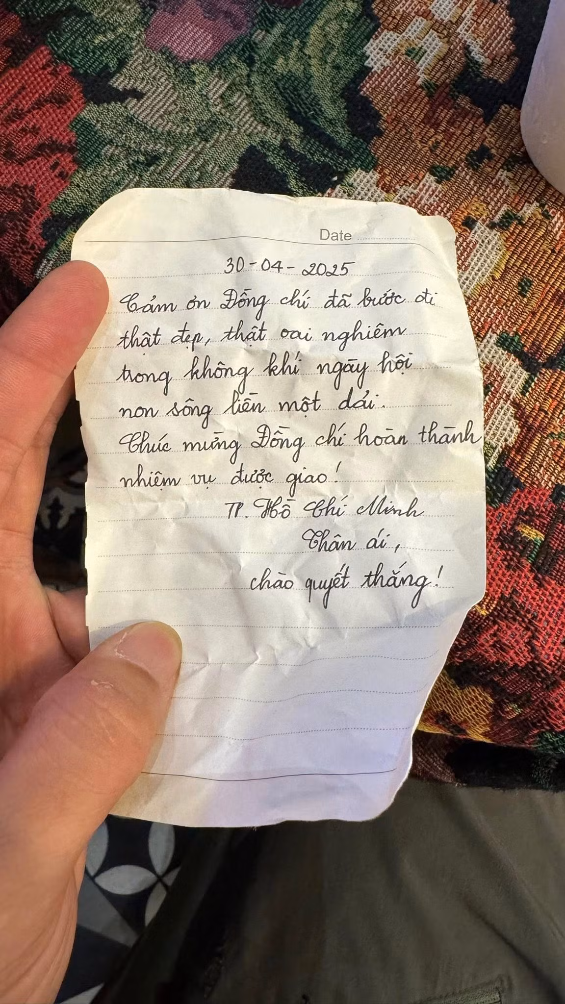 Một bức thư nhỏ của người dân được người dân gửi tặng tới chiến sĩ, phóng viên Nguyễn Tuấn Huy - Báo Quân đội Nhân dân.