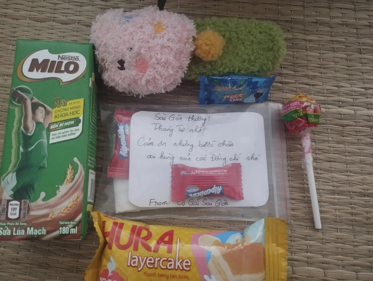 "Vậy là kết thúc cuộc hành trình gần 5 tháng bằng một cái kết ngọt lịm, mình cùng toàn thể cán bộ chiến sĩ xin chân thành cảm ơn tình cảm là vô cùng của mọi người", nam quân nhân Phạm Đức chia sẻ.