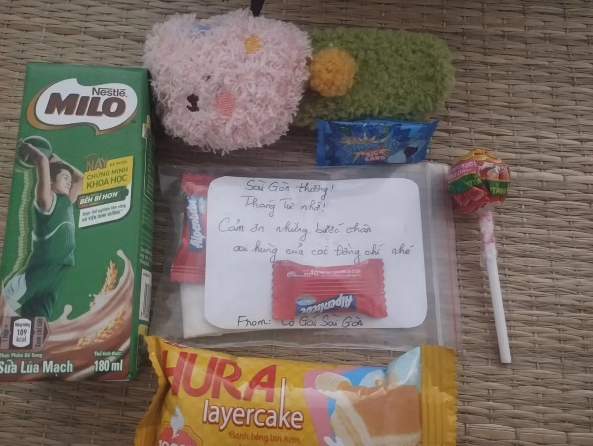 "Vậy là kết thúc cuộc hành trình gần 5 tháng bằng một cái kết ngọt lịm, mình cùng toàn thể cán bộ chiến sĩ xin chân thành cảm ơn tình cảm là vô cùng của mọi người", nam quân nhân Phạm Đức chia sẻ.