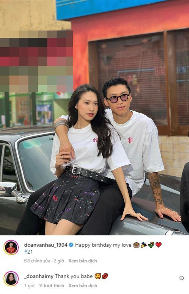 Hình ảnh ghi lại, cặp trai đẹp gái xinh diện áo và giày đôi cùng nhau nở nụ cười cực tươi hướng về phía ống kính máy ảnh.