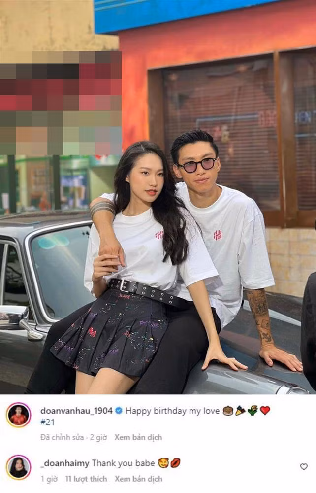 Hình ảnh ghi lại, cặp trai đẹp gái xinh diện áo và giày đôi cùng nhau nở nụ cười cực tươi hướng về phía ống kính máy ảnh.