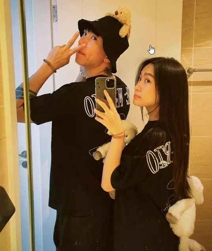 Ngoài ra, cầu thủ gốc Thái Binh còn đăng tải khoảnh khắc cực tình bên bạn gái xinh đẹp. Nhìn ảnh cả 2 ôm ấp ngọt ngào, ai cũng bày tỏ ngưỡng mộ trước tình cảm đẹp, xuýt xoa trước ngoại hình đẹp cả đôi.