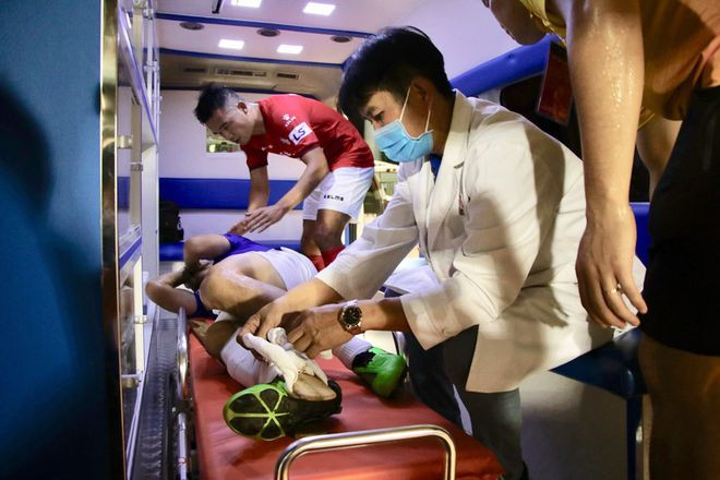 Hành vi chỉnh sửa trang Wikipedia của một cầu thủ nào đó cũng không hiếm gặp mỗi khi cầu thủ mắc lỗi trên sân. Các thông tin sai sự thật này sau đó sẽ rất nhanh được đội ngũ tình nguyện viên của Wikipedia chỉnh sửa lại.