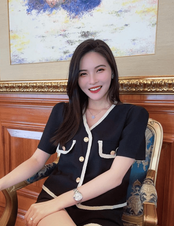 Những ngày không có lịch đi bay, người đẹp thường đi hẹn hò cùng chồng, gặp gỡ bạn bè hoặc đến một vài địa điểm trong nước để thư giãn tinh thần.