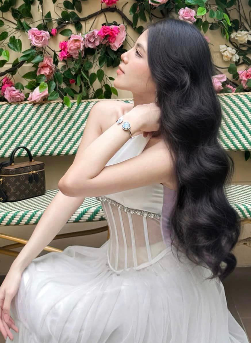 Sau khi giảm cân thành công, cuộc sống của Tuyết Nhung thay đổi hoàn toàn. Về ngoại hình, những đường nét trên gương mặt rõ ràng hơn, đến mức nhiều người tưởng cô đã phẫu thuật thẩm mỹ vùng mũi và cằm.