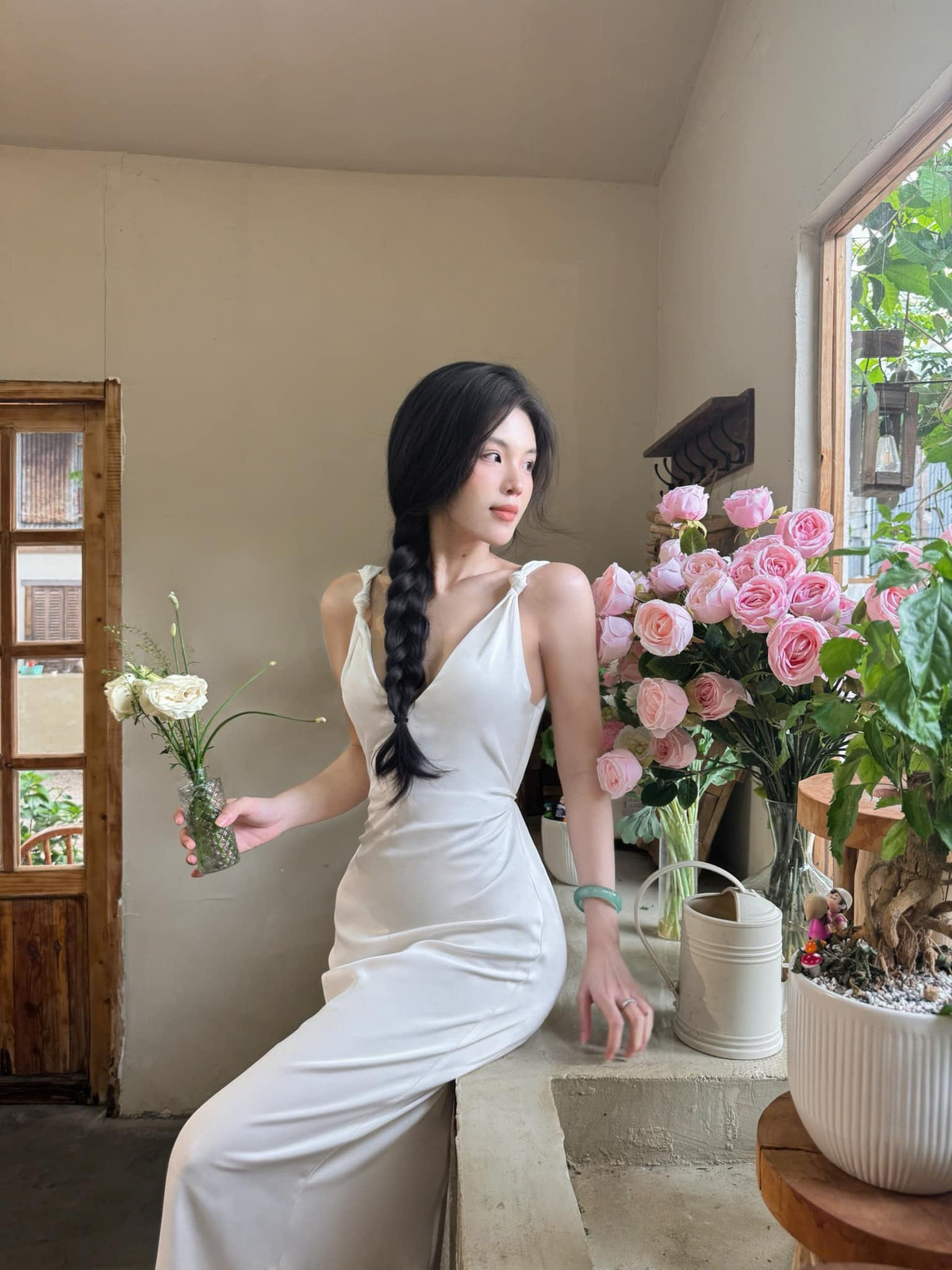 Không chỉ có sự thay đổi về ngoại hình bên ngoài mà tính cách bên trong. Nhận thức mình là phụ nữ của Tuyết Nhung mạnh mẽ hơn, từ đó cô cư xử nhẹ nhàng và nữ tính hơn.