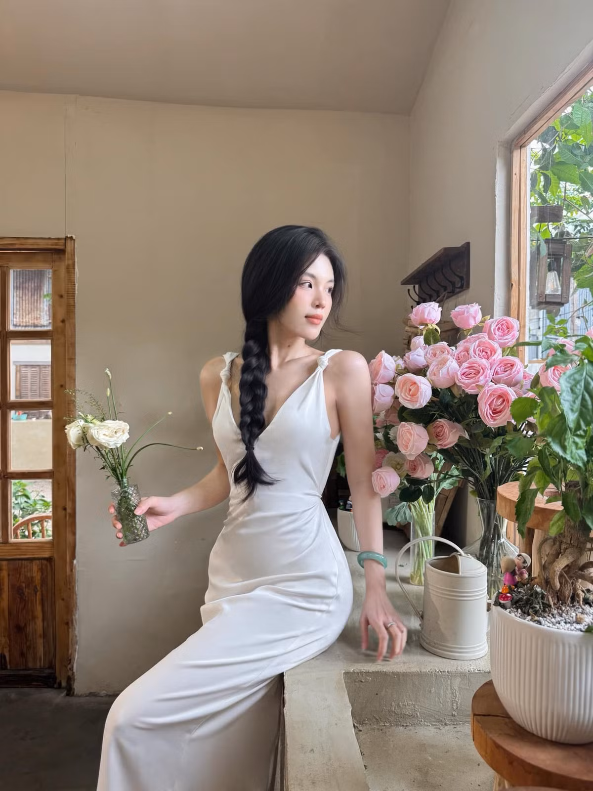 Không chỉ có sự thay đổi về ngoại hình bên ngoài mà tính cách bên trong. Nhận thức mình là phụ nữ của Tuyết Nhung mạnh mẽ hơn, từ đó cô cư xử nhẹ nhàng và nữ tính hơn.