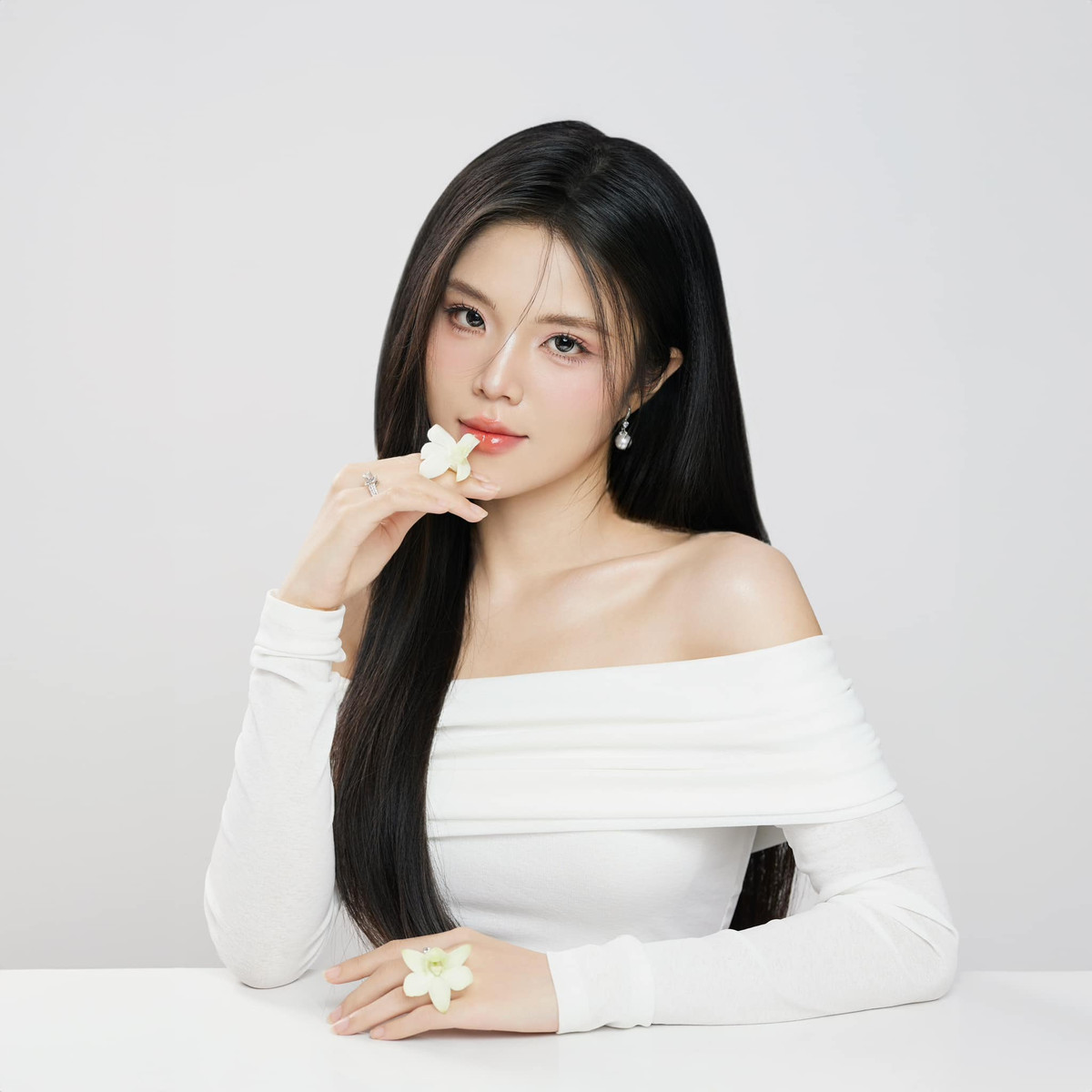 Nhưng thực tế Tuyết Nhung chưa từng làm gì mà chỉ là “khi mọi người giảm nhiều cân như vậy thì những đường nét trên gương mặt cũng rõ hơn, mũi nhỏ hơn, cằm nhỏ hơn nên nhìn như đã can thiệp thẩm mỹ”.