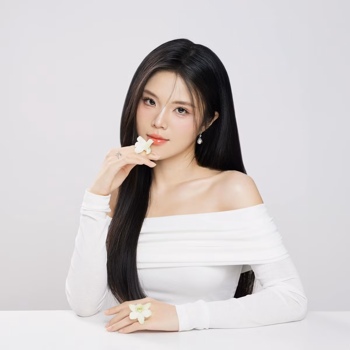 Nhưng thực tế Tuyết Nhung chưa từng làm gì mà chỉ là “khi mọi người giảm nhiều cân như vậy thì những đường nét trên gương mặt cũng rõ hơn, mũi nhỏ hơn, cằm nhỏ hơn nên nhìn như đã can thiệp thẩm mỹ”.