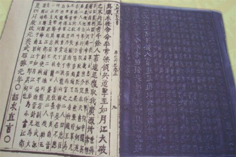 Lê Thánh Tông là vị vua nổi tiếng nghiêm minh. Vua đã ban hành bộ luật Hồng Đức với nhiều điều luật xử rất nặng tội tham nhũng.