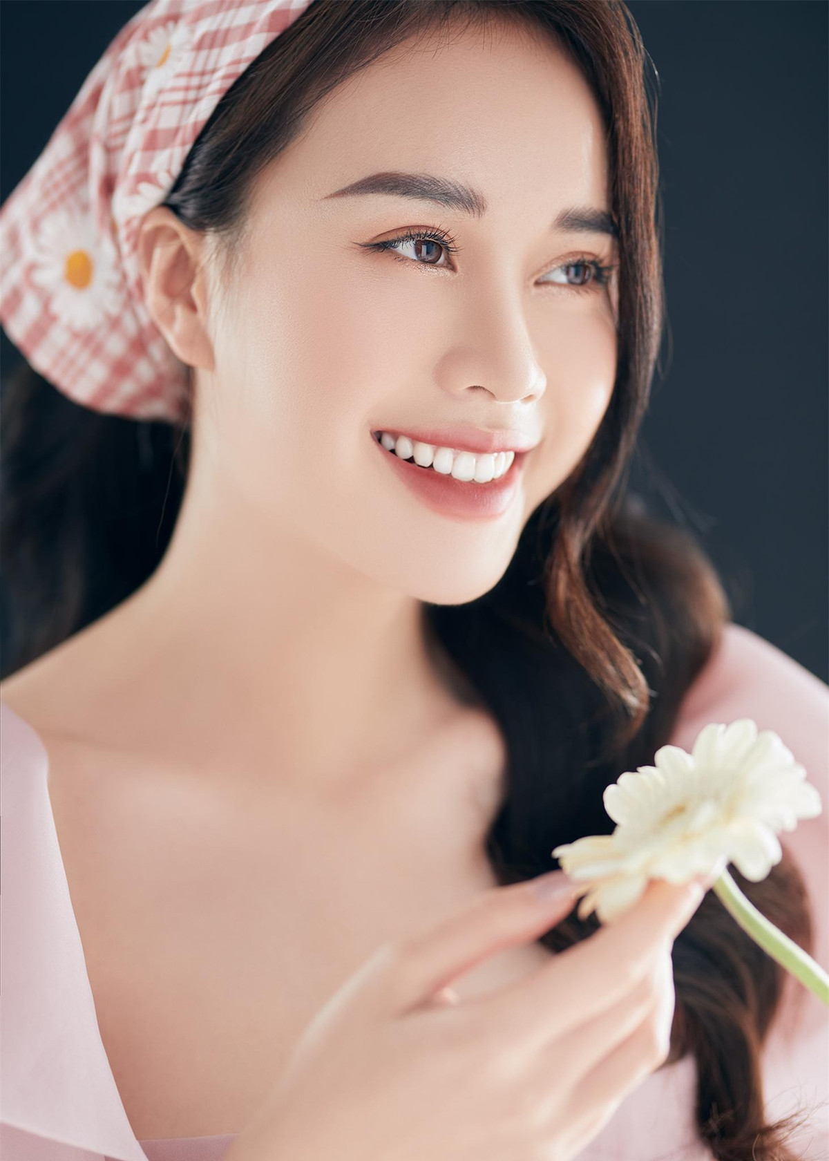 Bên cạnh đó, Mai Phương tâm sự cô không cảm thấy tiếc nuối khi rút khỏi cuộc thi Hoa hậu Việt Nam. Nữ MC VTV cho rằng, mọi việc đều có cơ duyên và cô có mục tiêu riêng của bản thân.