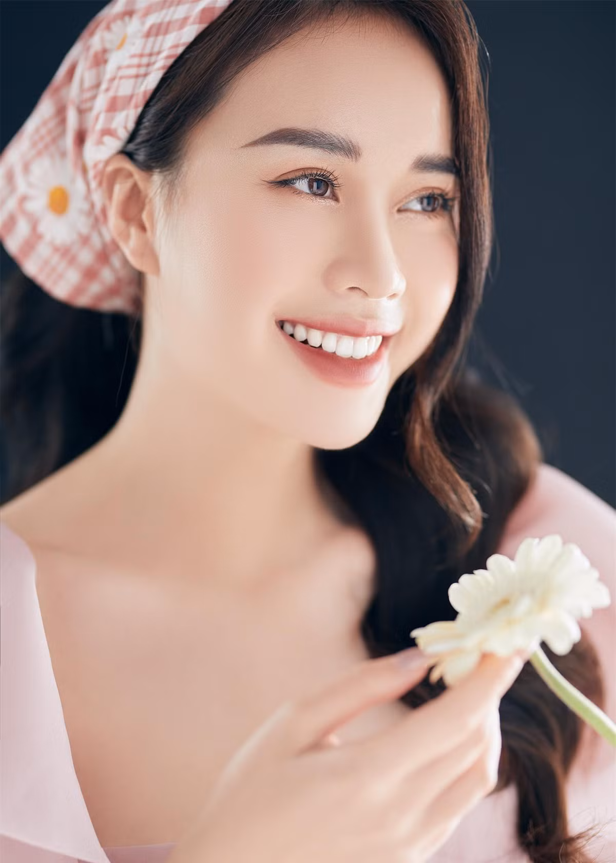 Bên cạnh đó, Mai Phương tâm sự cô không cảm thấy tiếc nuối khi rút khỏi cuộc thi Hoa hậu Việt Nam. Nữ MC VTV cho rằng, mọi việc đều có cơ duyên và cô có mục tiêu riêng của bản thân.