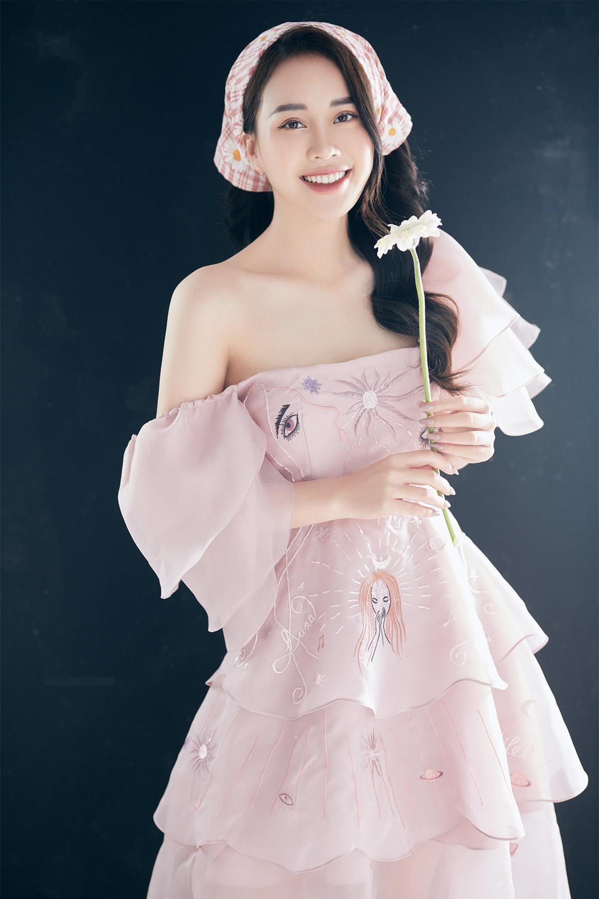 Cách đây không lâu, Mai Phương chạm ngõ điện ảnh với bộ phim đầu tay “Yêu hơn cả bầu trời”.