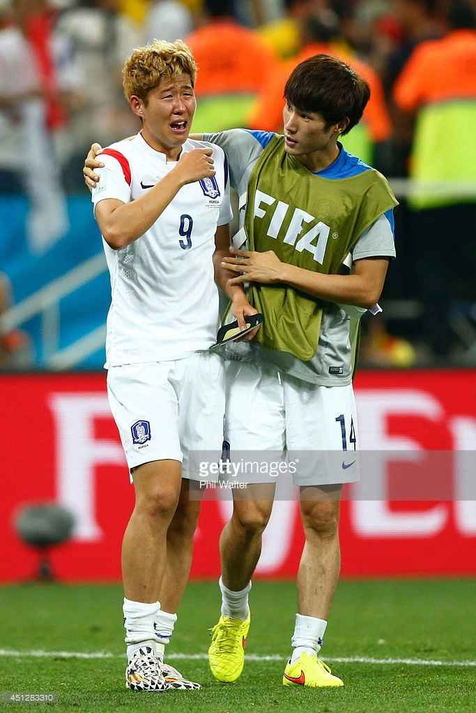Son bật khóc nức nở khi Hàn Quốc bị loại từ vòng bảng World Cup 2014