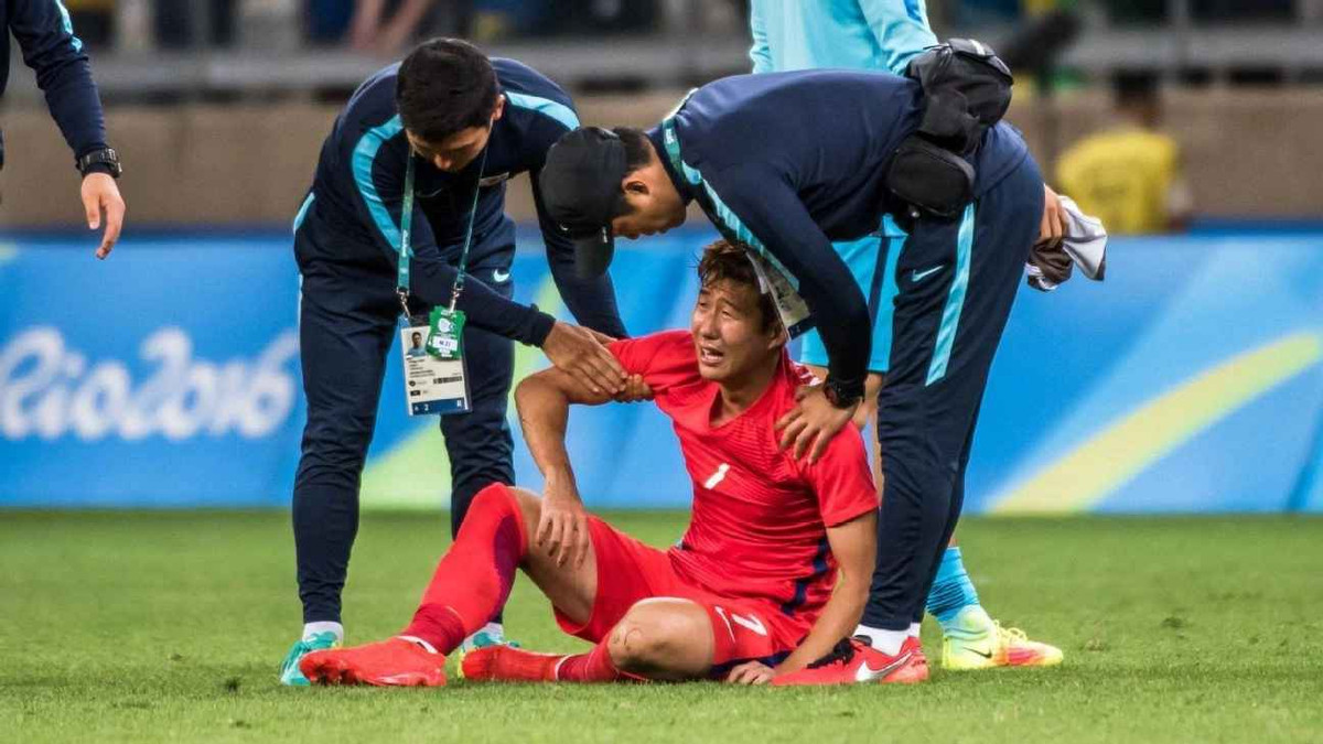 Son tham dự Olympic 2016 cùng đội tuyển Hàn Quốc, nhưng vận may không mỉm cười với tiền đạo sinh năm 1992: Hàn Quốc bị Honduras loại ngay tứ kết. Các cầu thủ Olympic Hàn Quốc từng chia sẻ với tờ Chosun Ilbo rằng, Son Heung Min từng khóc nguyên một ngày và bỏ bữa sau thất bại trước Honduras.