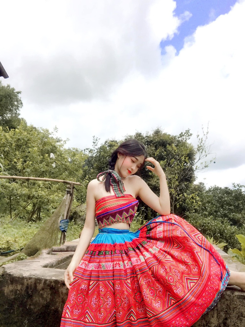 Giàng Thị Váng gây ấn tượng bởi nhan sắc trong trẻo cùng bộ trang phục dân tộc vùng cao. Hot girl miền sơn cước đang theo học chuyên ngành ngôn ngữ Trung Quốc.