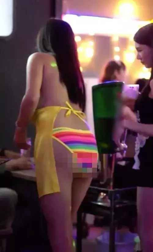 Quán bar thuê nhóm gái xinh mặc nội y, đeo tạp dề phục vụ khách hàng.