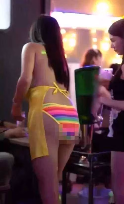 Quán bar thuê nhóm gái xinh mặc nội y, đeo tạp dề phục vụ khách hàng.