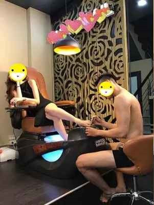 Hình ảnh ngay khi xuất hiện lập tức gây bão. Việc salon tóc để chị em ăn mặc mát mẻ phục vụ các anh nhận về nhiều ý kiến trái chiều.