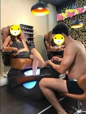 Phần đông cho rằng nó quá phản cảm, gây ra nhiều hệ quả khó lường. Với người đã có gia đình, có lẽ sẽ dễ gây ''sứt mẻ tình cảm vợ chồng'' người ta.