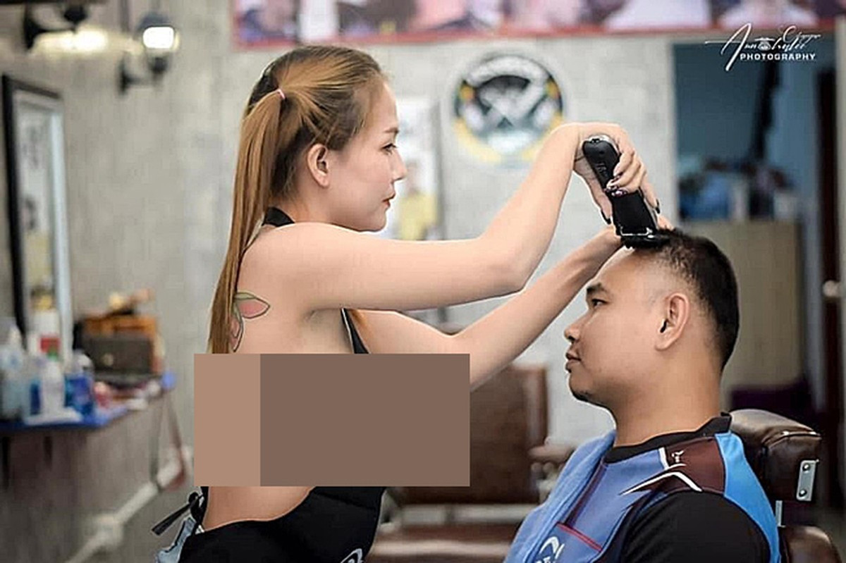 Trước đó, một cửa hàng tóc khác cũng cho nhân viên ăn mặc mát mẻ để phục vụ khách khác giới khiến nhiều người bất bình.