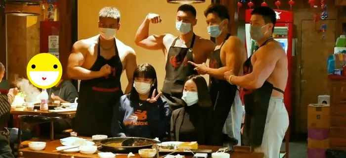 Quán lẩu thuê dàn trai đẹp ngực trần phục vụ.