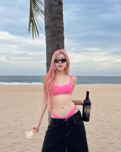 Trong loạt ảnh mới được đăng tải, Trang Pháp diện set biniki hai mảnh màu hồng nổi bật, khoe thắt lưng gợi cảm và vòng eo bé xíu.