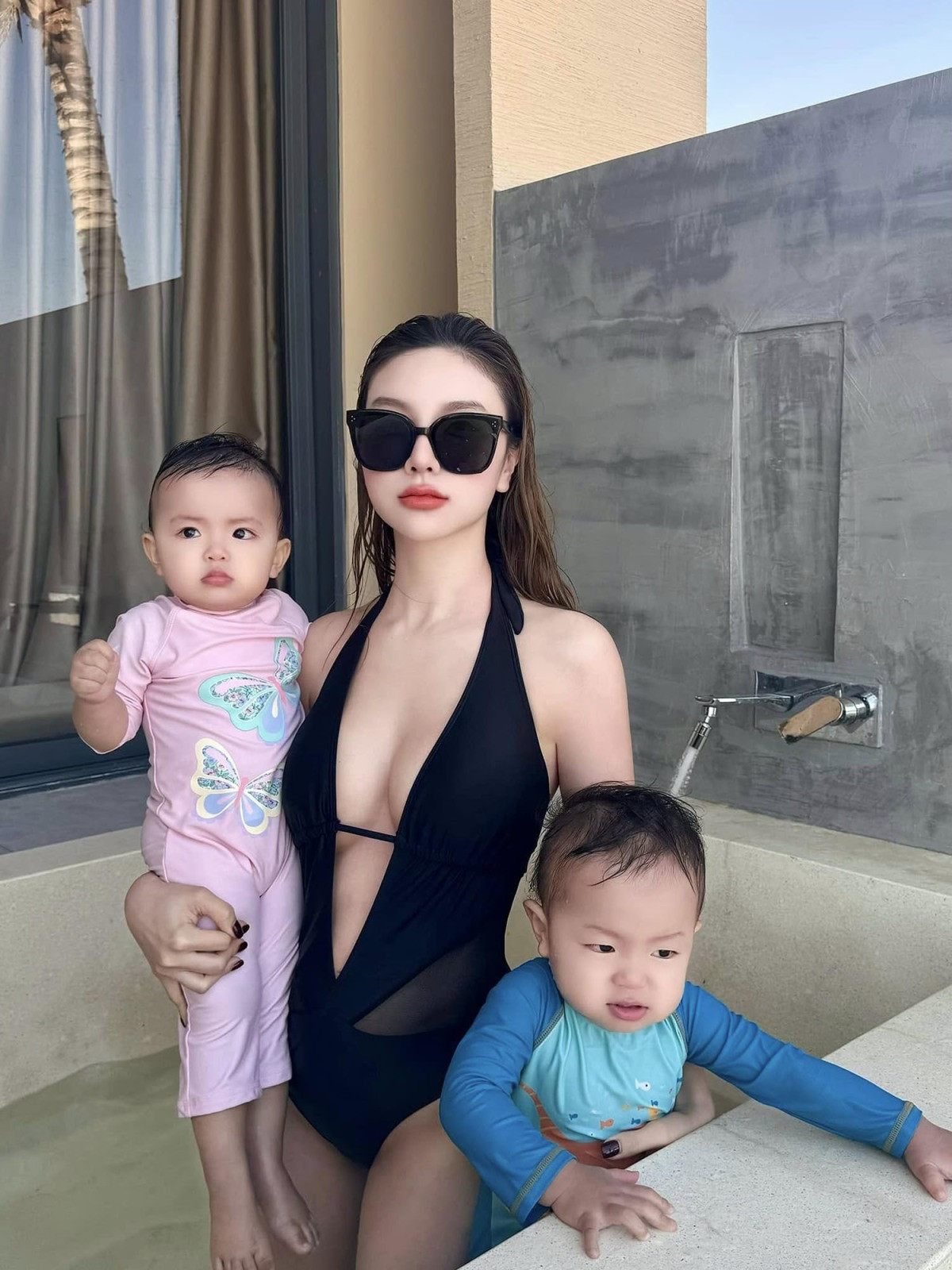 Hạnh Sino khiến nhiều khán giả trầm trồ khi diện monokini xẻ cổ sâu đến eo, tôn lợi thế đường cong cùng vòng một đầy đặn.