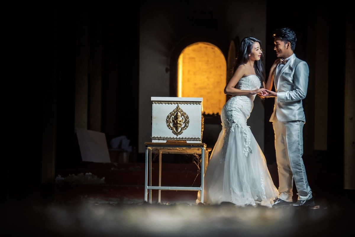 Nhiều người cho rằng cưới xin là chuyện trọng đại, hơn nữa không thiếu các địa điểm lãng mạn, ý nghĩa phù hợp với việc chụp ảnh cưới, hà cớ chi phải ra nghĩa địa? Thậm chí nhiều cư dân mạng còn để lại những bình luận mang tính "trù ẻo" cặp đôi.