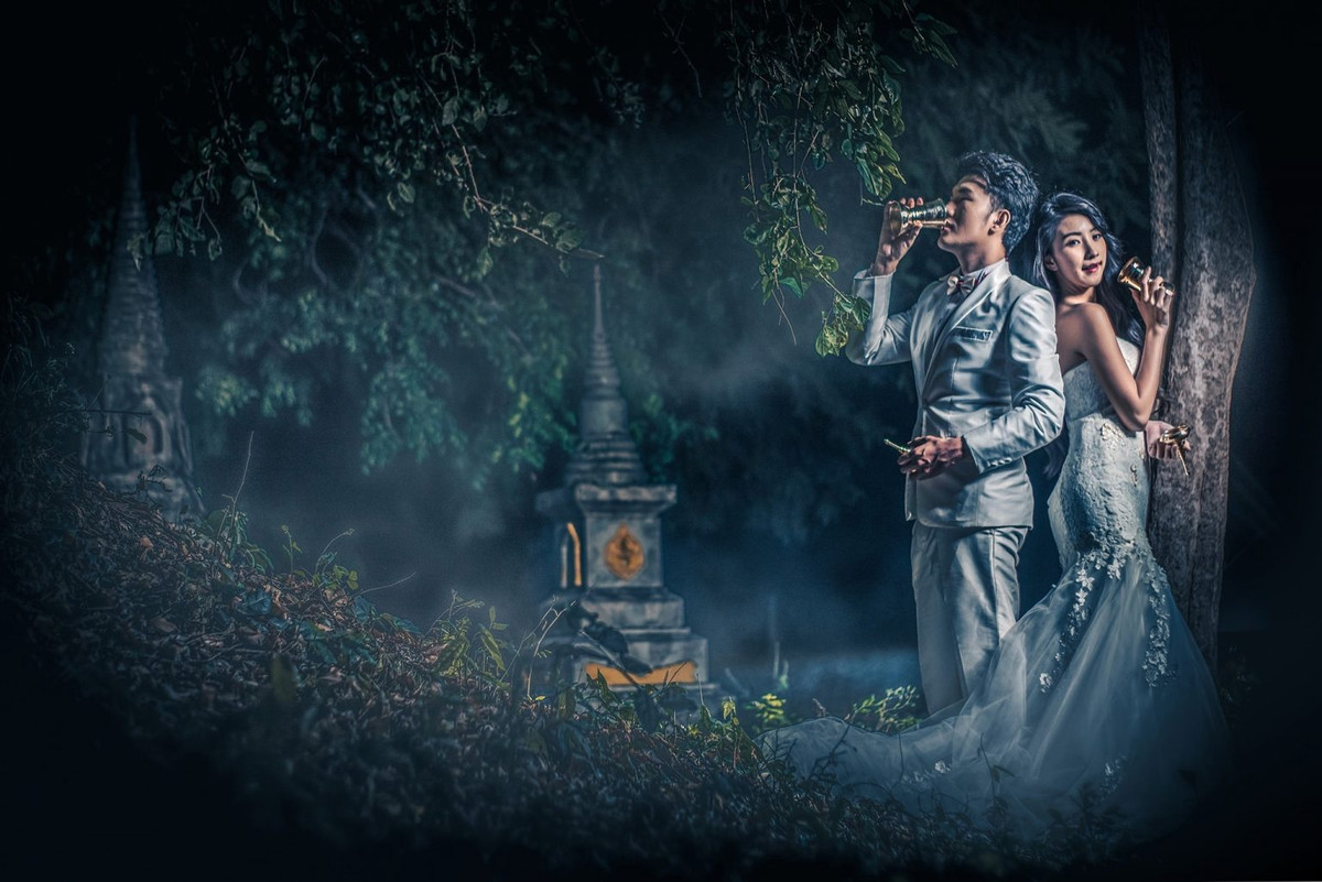 Cùng xem thêm những chi tiết rùng rợn trong bộ ảnh cưới của cặp đôi Thái Lan đang được netizen truyền tay nhau.