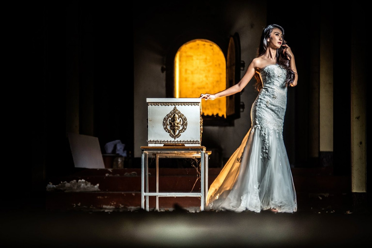 Hình ảnh chiếc quan tài, lò thiều... khiến nhiều người cảm thấy rùng rợn khi xem bộ ảnh cưới trên.