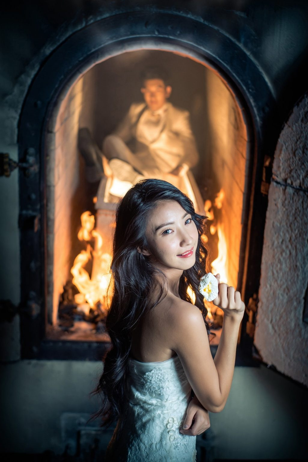 Những bức ảnh cưới tại nghĩa địa trên ngay khi được chia sẻ đã gây tranh cãi.